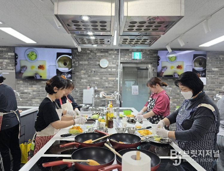 25년 11월 마들보건지소 2층 영양조리실에서 진행된 더바른식탁 조리실습 현장