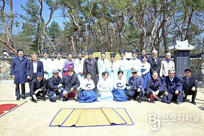 묘제 후 주요 참석자가 정약용 선생 묘소 앞에서 기념 촬영을 하고 있다