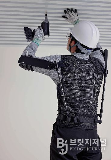 용형 보조장비 착용 모습