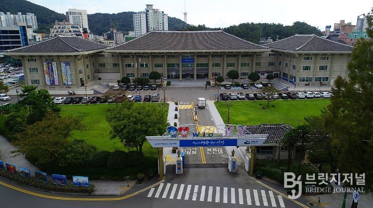 여수시는 9일 여수 서시장에서 진행된 더불어민주당 정청래 당대표에게 지역 핵심 현안을 담은 건의자료를 전달하고 정부와 정치권의 관심과 지원을 요청했다.