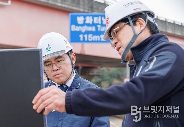 진교훈 서울 강서구청장(왼쪽)이 10일(금) 광명~서울 고속도로와 방화터널 연결 공사 현장에서 관계자와 함께 진행상황을 살펴보고 있다.