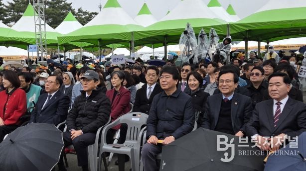 강석주 의원(오른쪽에서 두 번째)이 행사에 참석하고 있다.