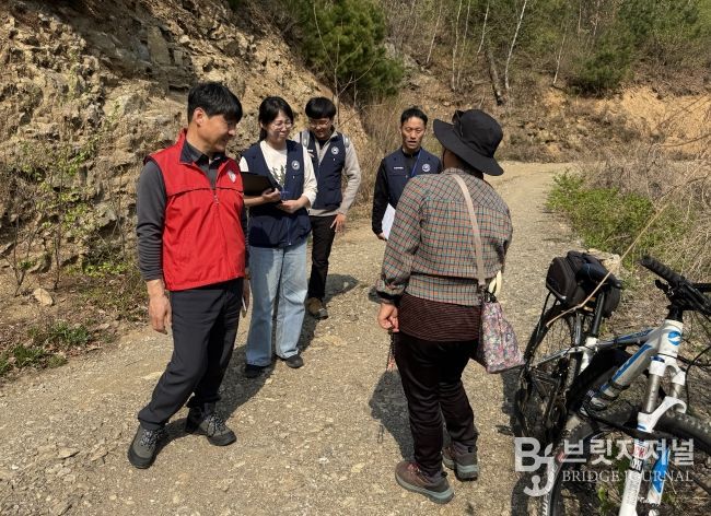 산림 이용객 계도 중인 송준호 북부지방산림청장