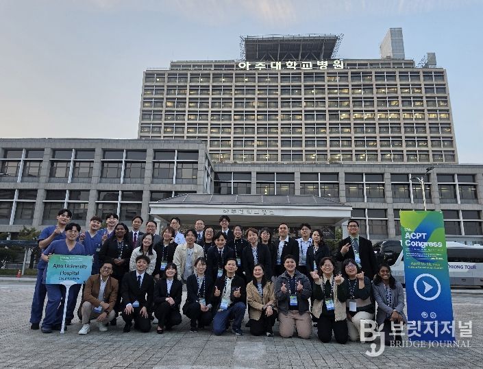 프로그램 참가자들이 아주대학교에서 기념 촬영을 하고 있다.