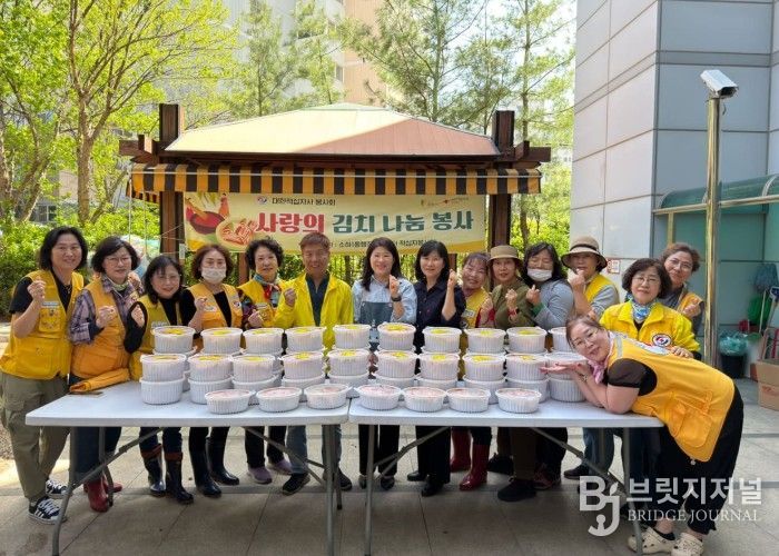 광명시 소하1동 적십자봉사회는 16일 저소득 취약계층 45가구에 직접 담근 배추김치를 전달했다.