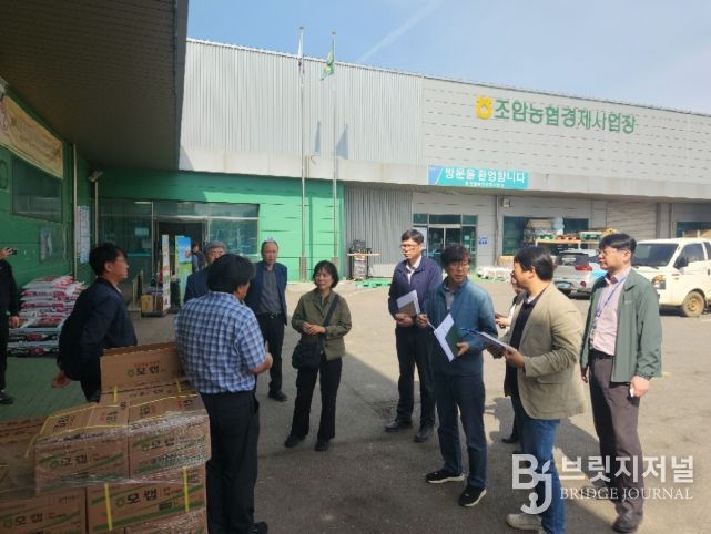 조암농협 경제사업장에서 농자재 수급 현황을 점검하며 관계자들과 의견을 나누고 있다.